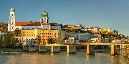St. Stephen's Cathedral and Veste Oberhaus fortress in Passau, Germany, Europe Foto de stock - Sin royalties Premium, Código: 6119-09252731