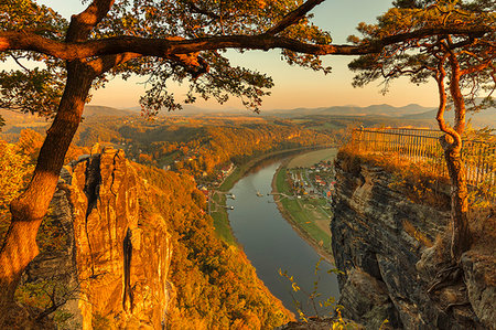 simsearch:6119-09252751,k - View of Elbe river from Bastei in Elbe Sandstone Mountains, Germany, Europe Fotografie stock - Premium Royalty-Free, Codice: 6119-09252736