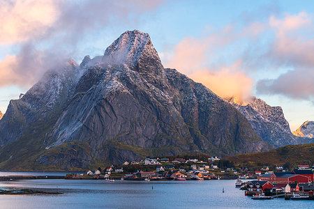 simsearch:6119-09252881,k - Olstinden mountain above town at sunset in Reine, Moskenes, Norway, Europe Foto de stock - Sin royalties Premium, Código: 6119-09252886