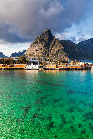 sakrisoy - Town of Sakrisoy under Olstinden mountain in Reine, Norway, Europe Photographie de stock - Premium Libres de Droits, Code: 6119-09252890