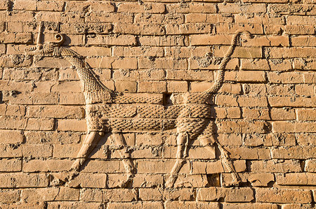 Mushussu (sirrush) and aurochs relief, Babylon, Iraq, Middle East Foto de stock - Sin royalties Premium, Código: 6119-09252975