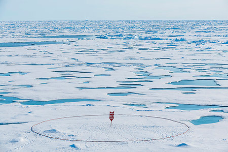 simsearch:841-09255762,k - Circle around sign on North Pole, Arctic Stockbilder - Premium RF Lizenzfrei, Bildnummer: 6119-09252984