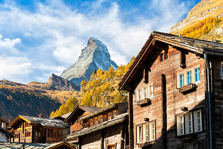 Wooden houses below Matterhorn in Zermatt, Switzerland, Europe Foto de stock - Sin royalties Premium, Código: 6119-09252905