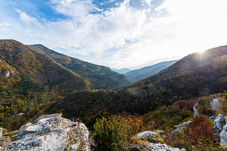 simsearch:6119-09252582,k - View in the Rhodope mountains from the Church of St. Mary of Petrich, Assen fortress, Asenovgrad, Bulgaria, Europe Photographie de stock - Premium Libres de Droits, Code: 6119-09252923