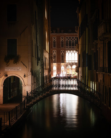 simsearch:6126-09266245,k - Bridge over canal at night in Venice, Italy, Europe Photographie de stock - Premium Libres de Droits, Code: 6119-09253092
