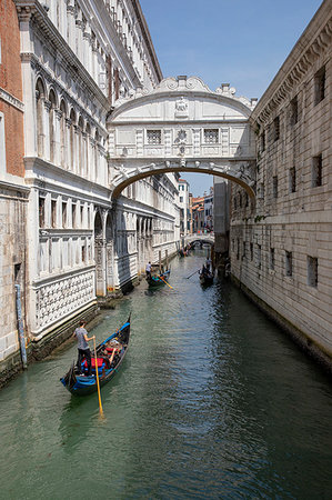 simsearch:6119-09253387,k - Gondolas under Bridge of Sighs in Venice, Italy, Europe Stock Photo - Premium Royalty-Free, Code: 6119-09253390