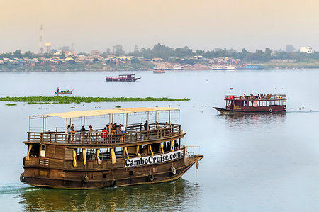 simsearch:862-07690392,k - Sunset cruise boats at the confluence of the Tonle Sap and Mekong rivers, Preah Sisowath Quay, city centre, Phnom Penh, Cambodia, Indochina, Southeast Asia, Asia Foto de stock - Sin royalties Premium, Código: 6119-09253439