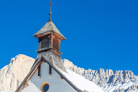 Church by mountains in Carezza, Italy, Europe Photographie de stock - Premium Libres de Droits, Code: 6119-09253505