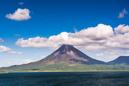 Arenal Volcano behind Laguna de Arenal (Arenal Lake), Alajuela Province, Costa Rica, Central America Stock Photo - Premium Royalty-Free, Code: 6119-09202873
