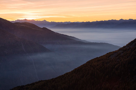 simsearch:6119-09203441,k - Silhouettes of the Orobie Alps in the mist of autumnal sunset, Valmalenco, Valtellina, Lombardy, Italy, Europe Foto de stock - Sin royalties Premium, Código: 6119-09202985