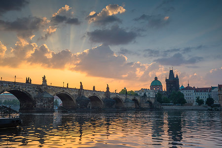 simsearch:6119-07587401,k - Colourful sunrise over the Charles Bridge with the Old Town Tower and Stare Mesto, UNESCO World Heritage Site, Prague, Czech Republic, Europe Photographie de stock - Premium Libres de Droits, Code: 6119-09203126