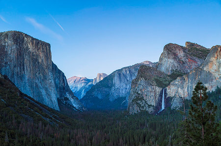 Yosemite Valley and Bridalveil Fall from Tunnel View, Yosemite National Park, UNESCO World Heritage Site, California, United States of America, North America Photographie de stock - Premium Libres de Droits, Code: 6119-09203292