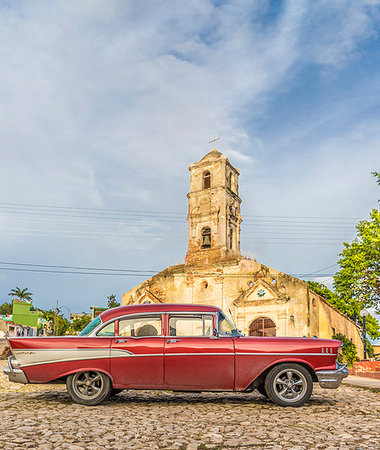 simsearch:841-08718123,k - A vintage American car parked outside the Church of Santa Ana, Trinidad, UNESCO World Heritage Site, Cuba, West Indies, Caribbean, Central America Foto de stock - Sin royalties Premium, Código: 6119-09203364