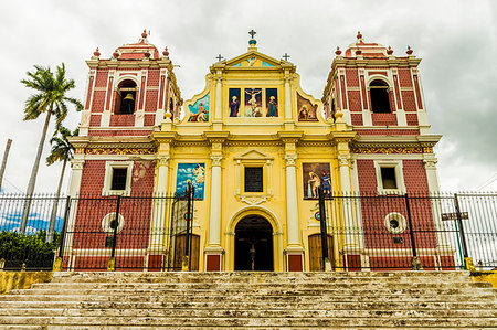 A view of the colourful Church of El Calvario, Leon, Nicaragua, Central America Photographie de stock - Premium Libres de Droits, Code: 6119-09203374