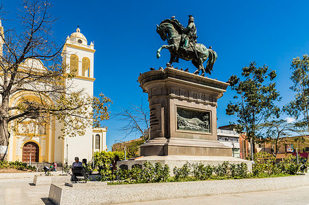 simsearch:6119-07452959,k - A view of the statue of Barrios, in San Salvador, El Salvador, Central America Foto de stock - Royalty Free Premium, Número: 6119-09203396