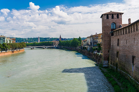 simsearch:6129-09086949,k - River view with bridge and Castelvecchio castle, a Middle Ages red brick castle on the right bank of River Adige, Verona, Veneto, Italy, Europe Foto de stock - Royalty Free Premium, Número: 6119-09203332