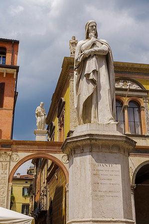 simsearch:6119-07452070,k - Marble statue of the poet Dante Alighieri, 1865, Piazza dei Signori, Verona, Veneto, Italy, Europe Foto de stock - Sin royalties Premium, Código: 6119-09203338