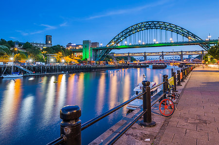 simsearch:841-05960520,k - View of Tyne River and Tyne Bridge at dusk, Newcastle-upon-Tyne, Tyne and Wear, England, United Kingdom, Europe Photographie de stock - Premium Libres de Droits, Code: 6119-09203604