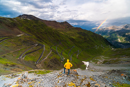 simsearch:6119-09101750,k - Man on rocks admires the rainbow on the winding road, Stelvio Pass, South Tyrol side, Valtellina, Lombardy, Italy, Europe Foto de stock - Sin royalties Premium, Código: 6119-09214027