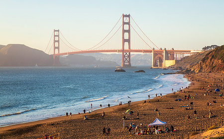 simsearch:6119-07651827,k - Sun sets near the Golden Gate Bridge, Baker Beach, San Francisco, California, United States of America, North America Photographie de stock - Premium Libres de Droits, Code: 6119-09214169