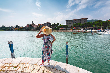 simsearch:841-07204385,k - Woman admiring Clusane d'Iseo, Lake Iseo, Brescia province, Lombardy, Italy, Europe Fotografie stock - Premium Royalty-Free, Codice: 6119-09214256