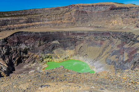 simsearch:632-05845137,k - A view of the volcanic crater and colourful crater lake on Santa Ana Volcano in Santa Ana, El Salvador, Central America Photographie de stock - Premium Libres de Droits, Code: 6119-09214215