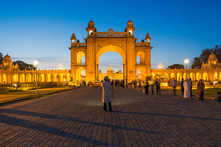 simsearch:6119-07451575,k - City Palace, entrance gateway to the Maharaja's Palace, Mysore, Karnataka, India, Asia Foto de stock - Sin royalties Premium, Código: 6119-09214328