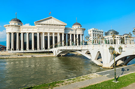 river eye - Archaeological Museum of Macedonia along the Vardar River and Eye Bridge, Skopje, Macedonia, Europe Fotografie stock - Premium Royalty-Free, Codice: 6119-09228498