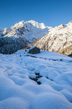 simsearch:6119-09228616,k - Stone hut at the foot of the snowy Monte Vazzeda, Alpe dell'Oro, Valmalenco, Valtellina, Sondrio province, Lombardy, Italy, Europe Foto de stock - Sin royalties Premium, Código: 6119-09228554