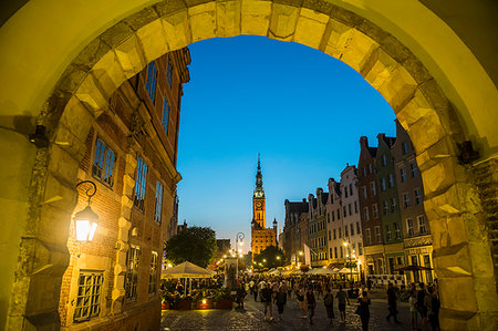 simsearch:6119-09228809,k - Hanseatic League houses with the town hall after sunset in the pedestrian zone of Gdansk, Poland, Europe Photographie de stock - Premium Libres de Droits, Code: 6119-09228592