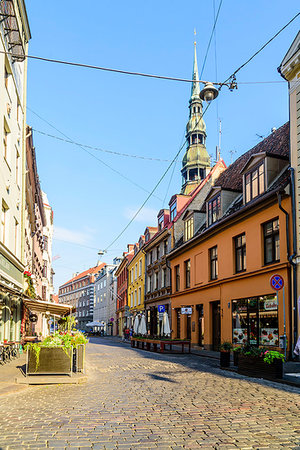simsearch:841-09205425,k - Grecinieku Street with St. Peter's Church in background, Old Town, UNESCO World Heritage Site, Riga, Latvia, Europe Photographie de stock - Premium Libres de Droits, Code: 6119-09228656