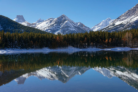 simsearch:841-09194269,k - Wedge Pond in autumn, Kananaskis Country, Alberta, Canada, North America Photographie de stock - Premium Libres de Droits, Code: 6119-09228670