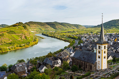 simsearch:841-09205215,k - Vineyards above Bremm on the Moselle River, Rhineland-Palatinate Germany, Europe Fotografie stock - Premium Royalty-Free, Codice: 6119-09228617