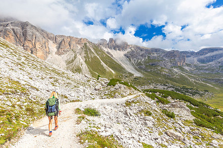 simsearch:6119-09228784,k - A hiker walks the path for Pian di Cengia Refug, Dolomites of Sesto (Sexten), Province of Belluno, Veneto, Italy, Europe Photographie de stock - Premium Libres de Droits, Code: 6119-09228752