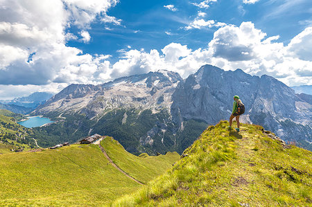 simsearch:6119-09229046,k - Hiker looks towards Viel del Pan Refuge with Marmolada in the background, Pordoi Pass, Fassa Valley, Trentino, Dolomites, Italy, Europe Foto de stock - Sin royalties Premium, Código: 6119-09228790