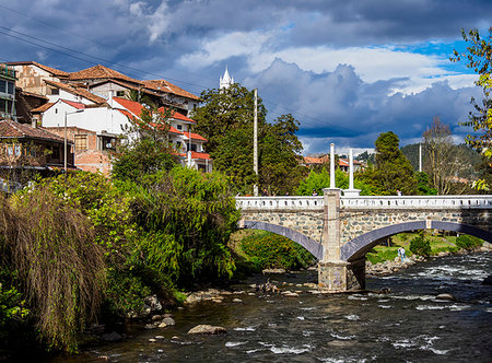 simsearch:6119-09228836,k - Mariano Moreno Bridge and Tomebamba River, Cuenca, Azuay Province, Ecuador, South America Photographie de stock - Premium Libres de Droits, Code: 6119-09228717