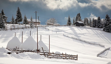 simsearch:6119-09228616,k - Snowy winter landscape in the Carpathians, Tihuta Pass, Romania, Europe Foto de stock - Sin royalties Premium, Código: 6119-09228730