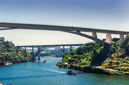 simsearch:841-09204973,k - View of three bridges over Douro River with tourist ships in front of Infante D. Henrique, Maria Pia and St. John bridges, Porto, Portugal, Europe Foto de stock - Sin royalties Premium, Código: 6119-09228814