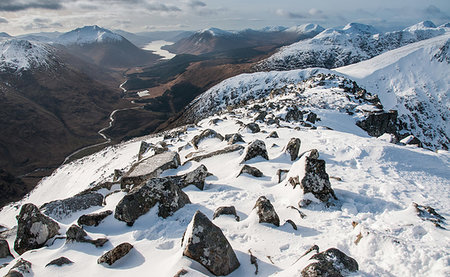 Looking down into Glen Etive and Loch Etive in distance from the summit of Stob Dubh on Buchaille Etive Mor, Highlands, Scotland, United Kingdom, Europe Fotografie stock - Premium Royalty-Free, Codice: 6119-09228829