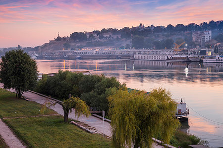 View of floating bars and nightclubs on Sava River across to Victor Monument at Belgrade Fortress, Belgrade, Serbia, Europe Stockbilder - Premium RF Lizenzfrei, Bildnummer: 6119-09238490