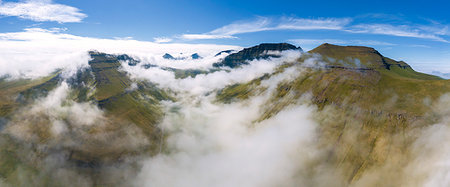 simsearch:6119-09238916,k - Panoramic aerial view of clouds on mountain peaks, Gjogv, Eysturoy island, Faroe Islands, Denmark, Europe Stockbilder - Premium RF Lizenzfrei, Bildnummer: 6119-09238651