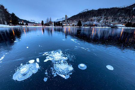 simsearch:6119-09074125,k - Ice bubbles trapped in the frozen Lake St. Moritz, Engadine, Canton of Graubunden, Switzerland, Europe Photographie de stock - Premium Libres de Droits, Code: 6119-09238671