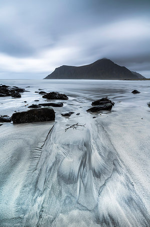 skagsanden beach - Storm clouds on the rough sea, Skagsanden beach, Flakstad, Nordland county, Lofoten Islands, Norway, Europe Foto de stock - Sin royalties Premium, Código: 6119-09238684