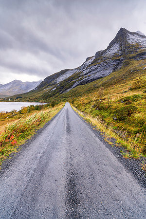 fredvang - Coastal road in between sea and mountains, Fredvang, Nordland county, Lofoten Islands, Norway, Europe Fotografie stock - Premium Royalty-Free, Codice: 6119-09238688