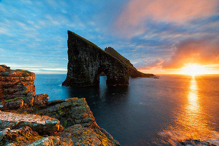 simsearch:6119-09238818,k - Drangarnir at sunset, Vagar island, Faroe Islands, Denmark, Europe Photographie de stock - Premium Libres de Droits, Code: 6119-09238612
