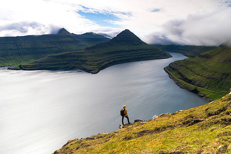 simsearch:6119-09238919,k - Hiker on rocks looks at the fjords, Funningur, Eysturoy island, Faroe Islands, Denmark, Europe Photographie de stock - Premium Libres de Droits, Code: 6119-09238618