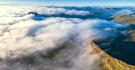 simsearch:6119-09161686,k - Aerial panoramic of clouds on the rocky peaks of Skaelingsfjall and Sornfelli mountains, Streymoy island, Faroe Islands, Denmark, Europe Foto de stock - Sin royalties Premium, Código: 6119-09238638