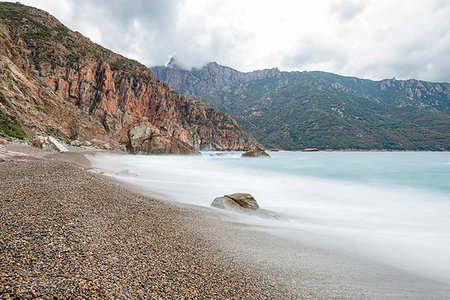 A slow exposure of waves breaking on a pebble beach in Calvi, Corsica, France, Mediterranean, Europe Photographie de stock - Premium Libres de Droits, Code: 6119-09238757
