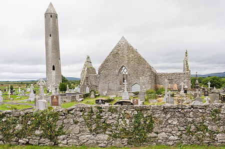 simsearch:6129-09057796,k - Ruins of Kilmacduagh Monastery with round tower, County Galway, Connacht, Republic of Ireland, Europe Foto de stock - Sin royalties Premium, Código: 6119-09238765