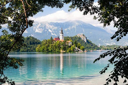 Tiny island with a church, a castle on a crag, and mountain views, Lake Bled, Slovenia, Europe Foto de stock - Royalty Free Premium, Número: 6119-09238781